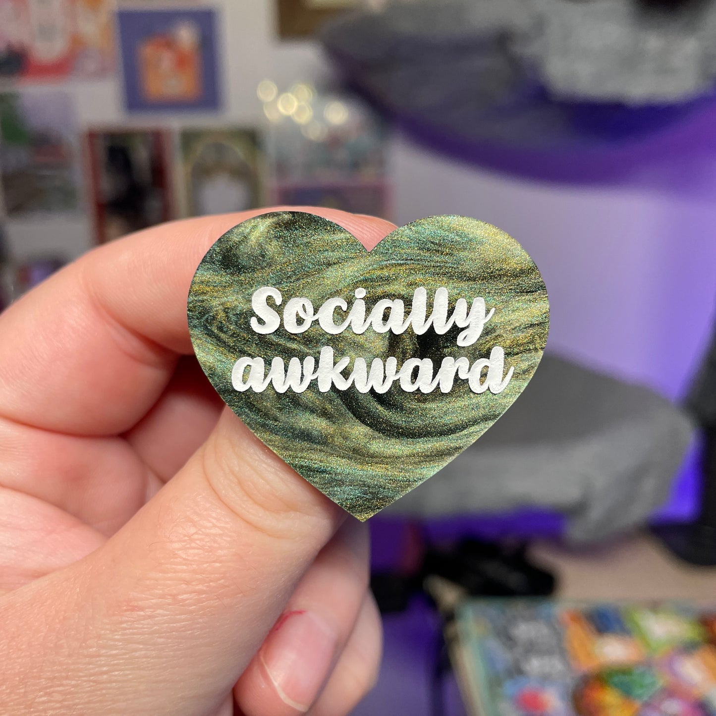 [Contrôle technique] Broche "Socially awkward" en acrylique marbrée verte, noire et dorée
