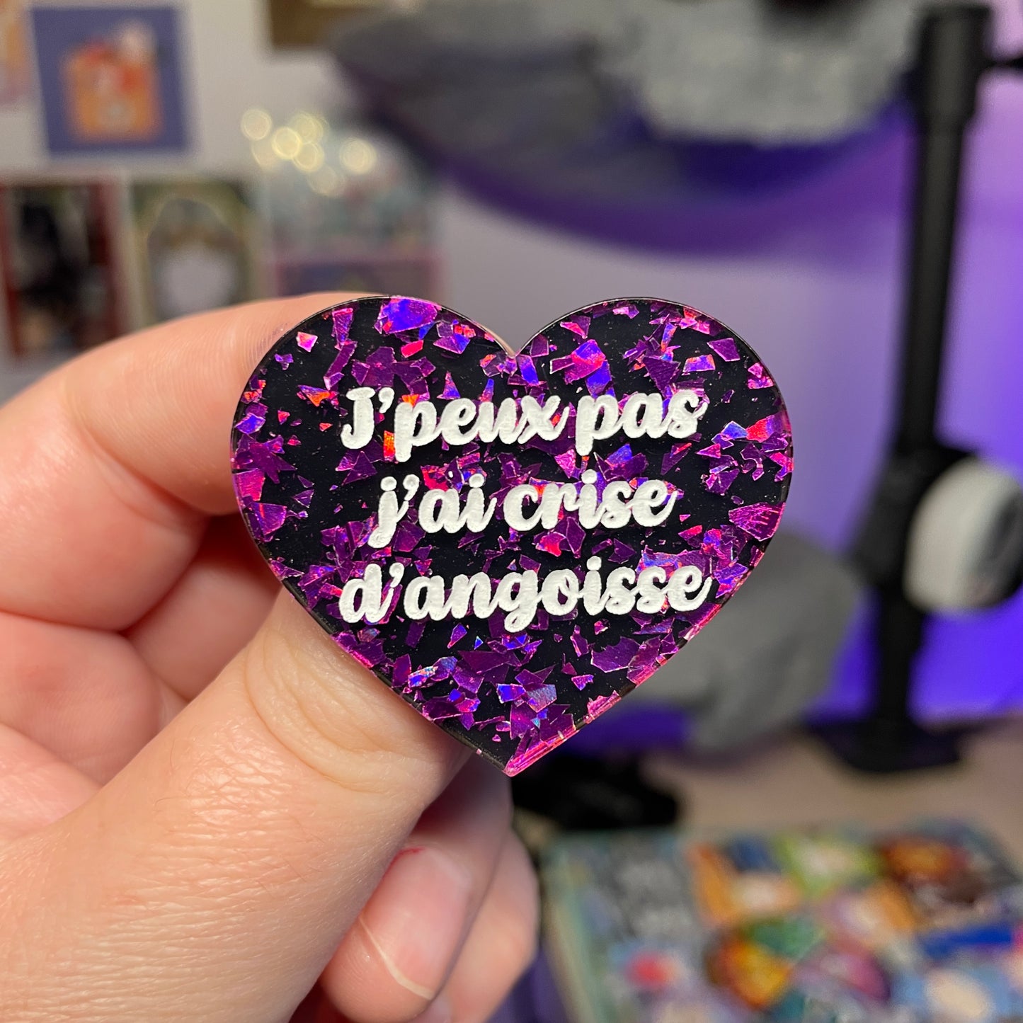[Contrôle technique] Broche "J'peux pas j'ai crise d'angoisse" en acrylique noire avec des éclats de confettis violets