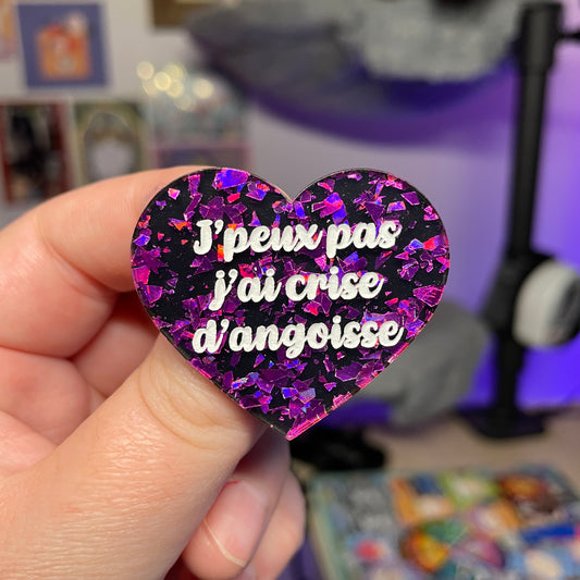 [Contrôle technique] Broche "J'peux pas j'ai crise d'angoisse" en acrylique noire avec des éclats de confettis violets