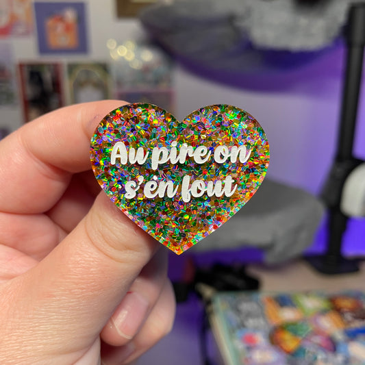 [Contrôle technique] Broche "Au pire on s'en fout" en acrylique semi transparente avec des pois multicolores