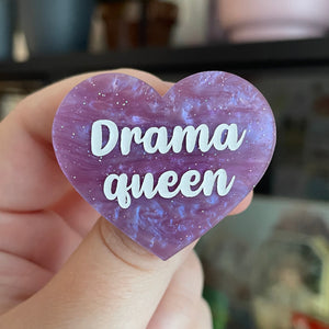 Broche "Drama queen" en acrylique marbrée violette à paillettes