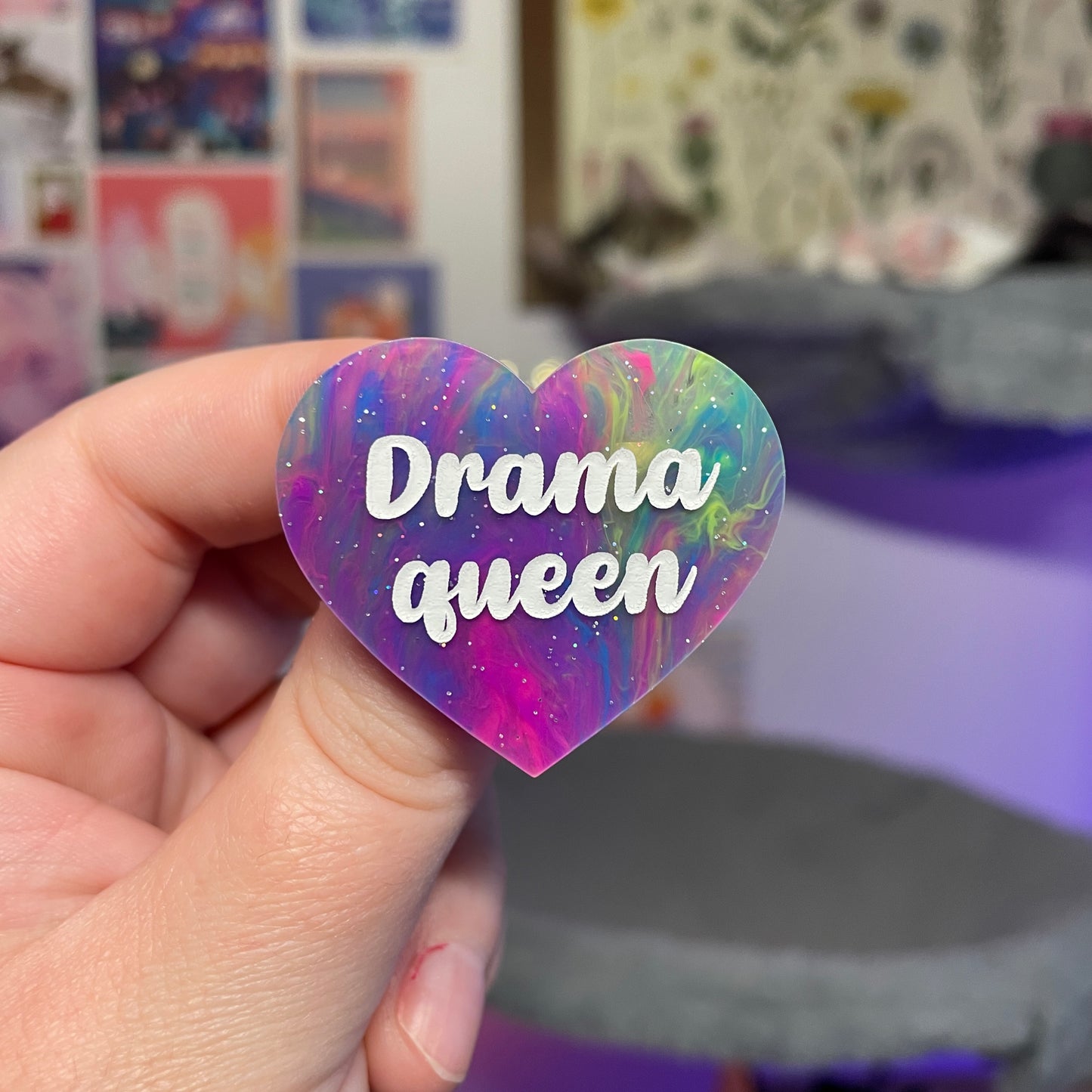 [Contrôle technique] Broche "Drama queen" en acrylique semi transparente marbrée multicolore