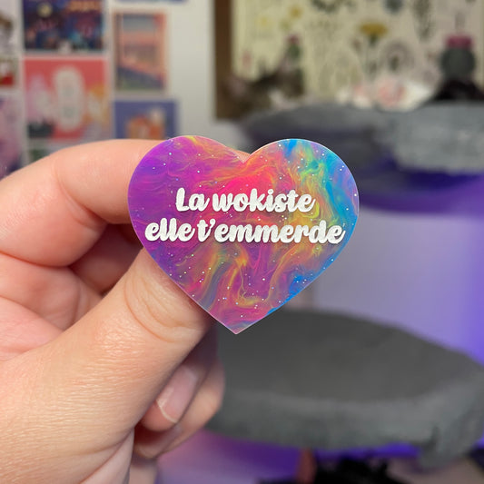 [Contrôle technique] Broche "La wokiste elle t'emmerde" en acrylique marbrée multicolore