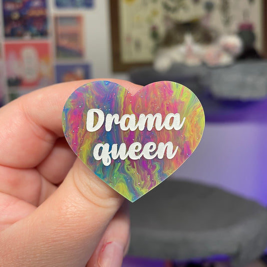 [Contrôle technique] Broche "Drama queen" en acrylique marbrée multicolore
