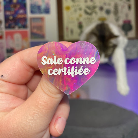 [Contrôle technique] Broche "Sale conne certifiée" en acrylique marbrée multicolore