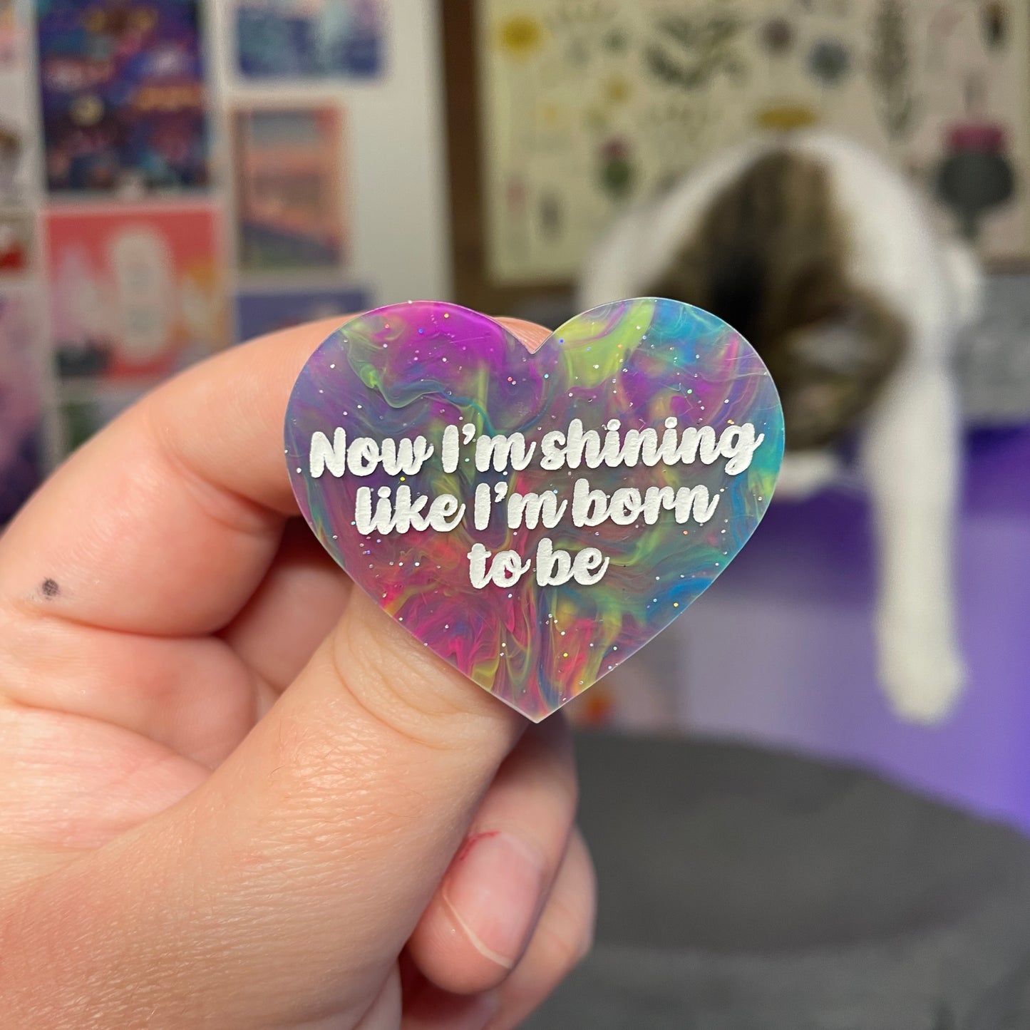[Contrôle technique] Broche "Now I'm shining like I'm born to be" en acrylique marbrée multicolore