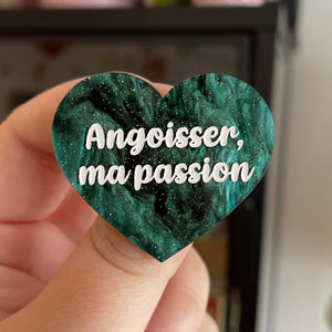 Broche "Angoisser, ma passion" en acrylique marbrée vert sapin et noire à paillettes