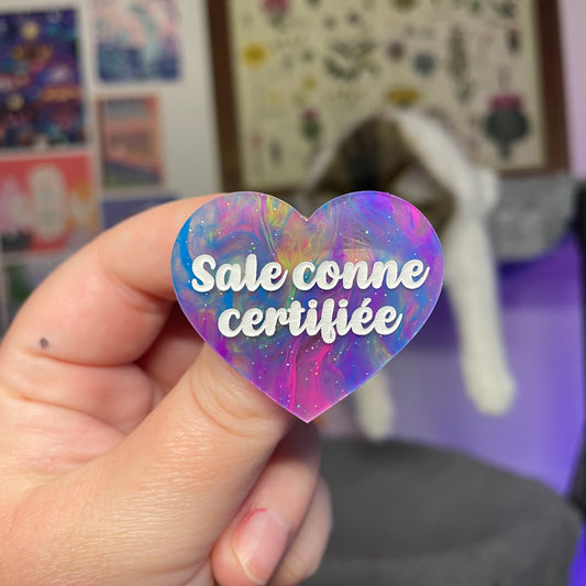 [Contrôle technique] Broche "Sale conne certifiée" en acrylique marbrée multicolore
