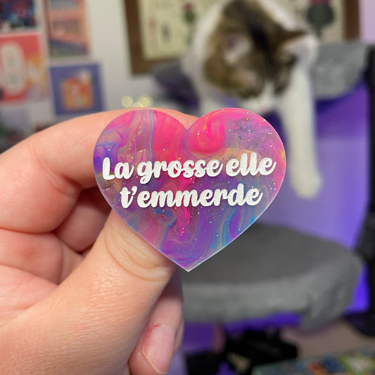 [Contrôle technique] Broche "La grosse elle t'emmerde" en acrylique marbrée multicolore