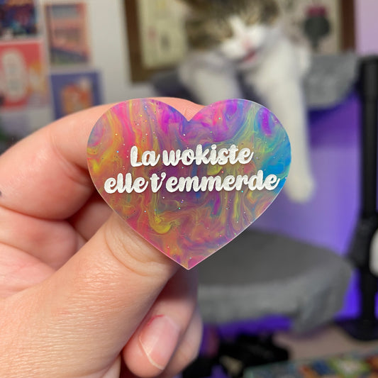 [Contrôle technique] Broche "La wokiste elle t'emmerde" en acrylique marbrée multicolore