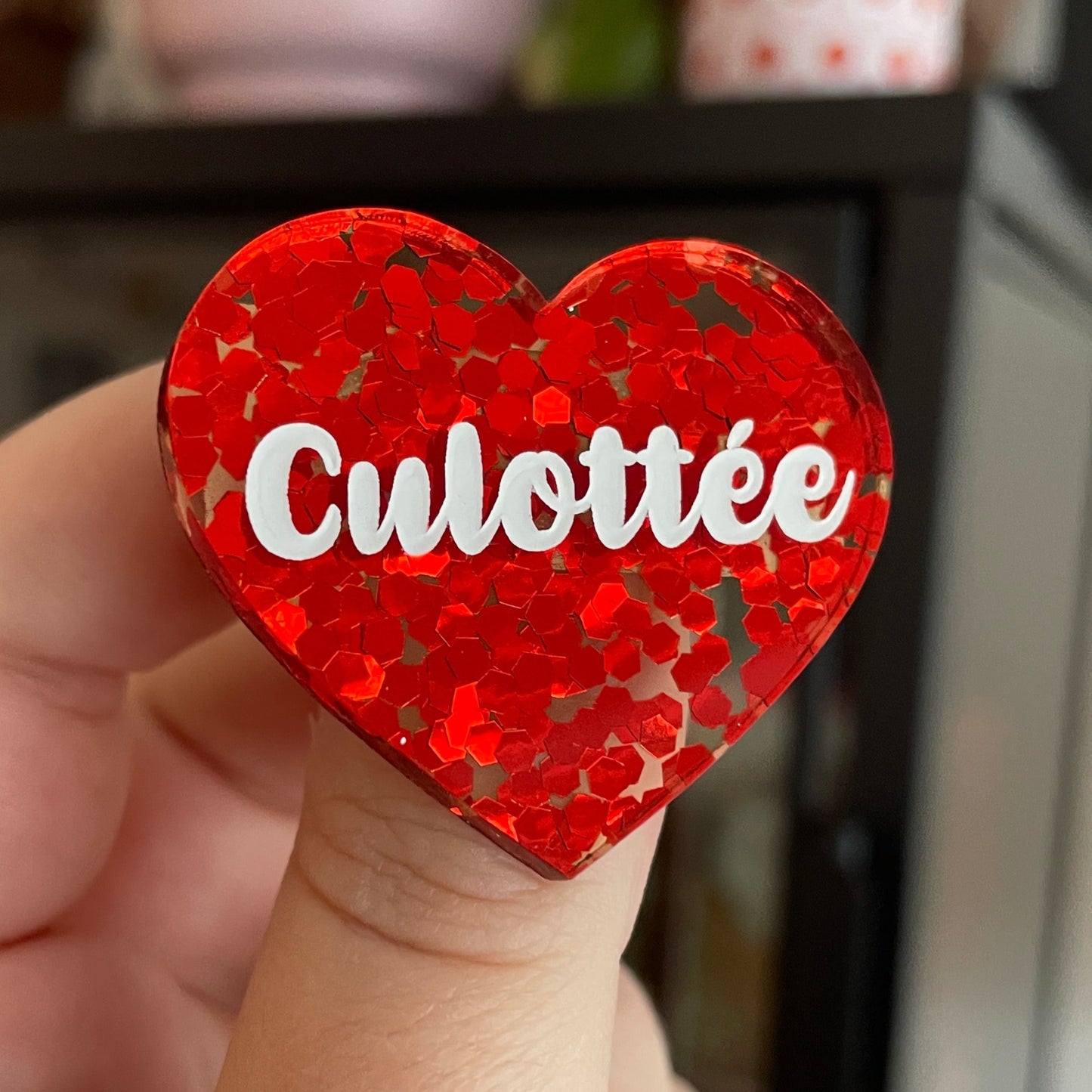 Broche "Culottée" en acrylique semi-transparente avec des confettis rouges