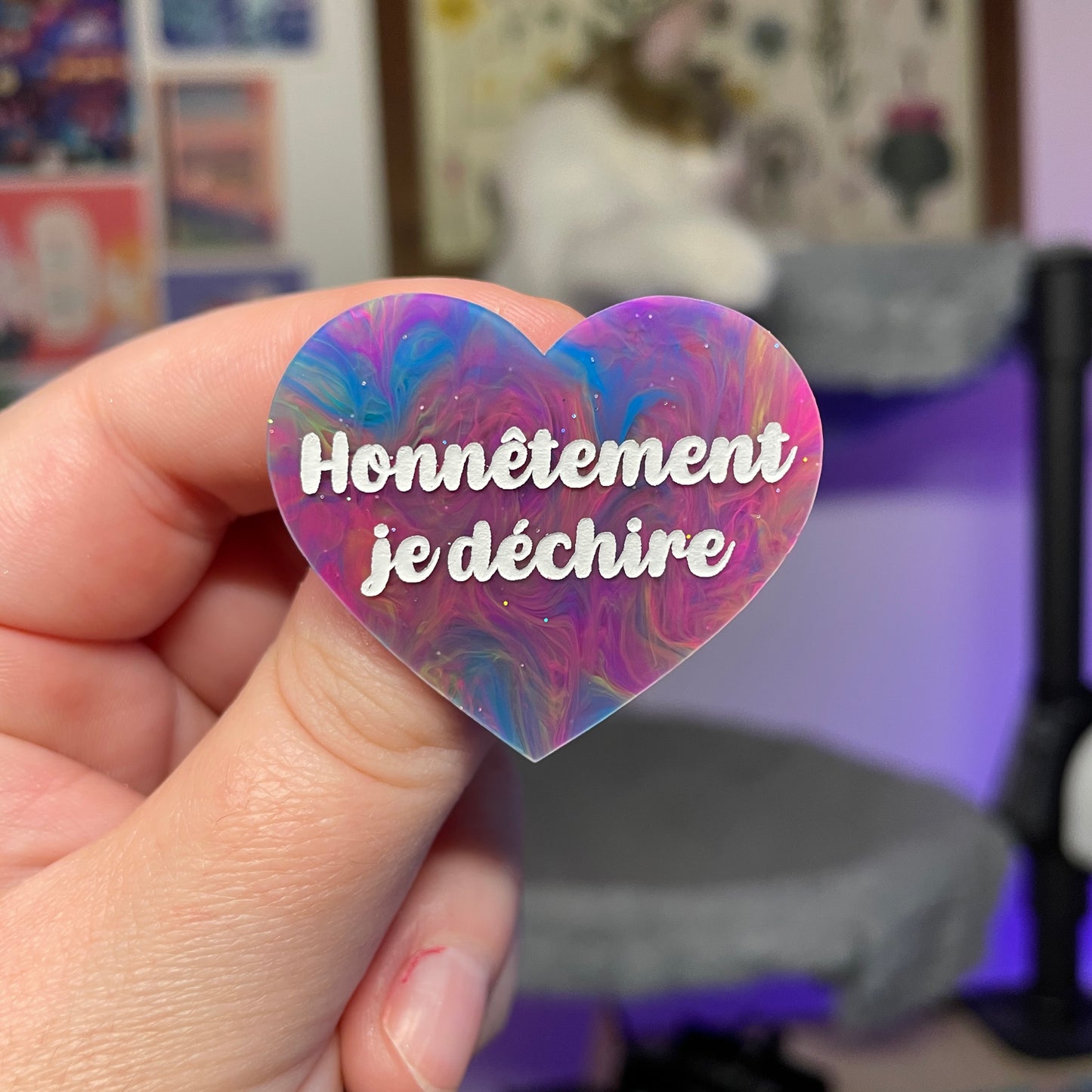 [Contrôle technique] Broche "Honnêtement je déchire" en acrylique marbrée multicolore