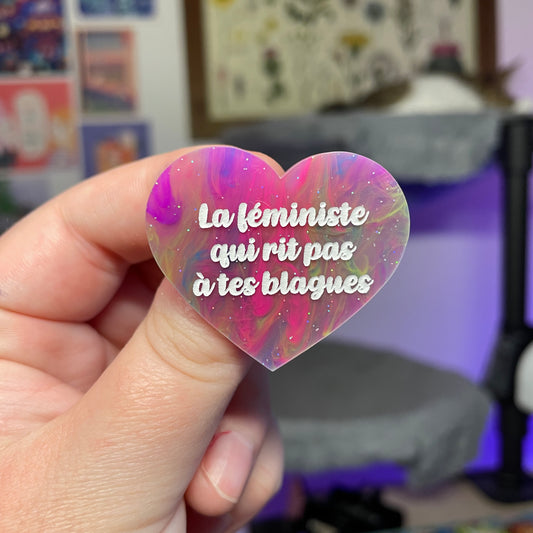[Contrôle technique] Broche "La féministe qui rit pas à tes blagues" en acrylique marbrée multicolore