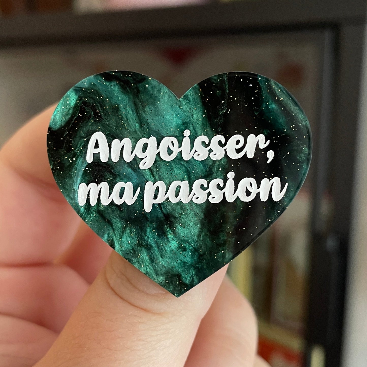 Broche "Angoisser, ma passion" en acrylique marbrée vert sapin et noire à paillettes