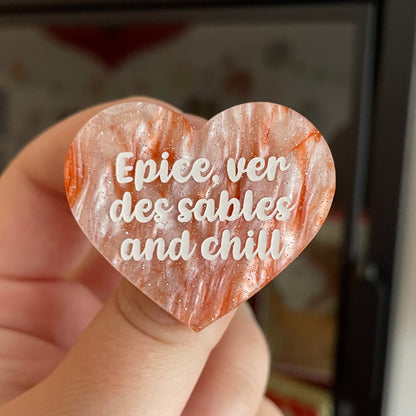Broche "Epice, ver des sables and chill" en acrylique marbrée blanche et orange à paillettes