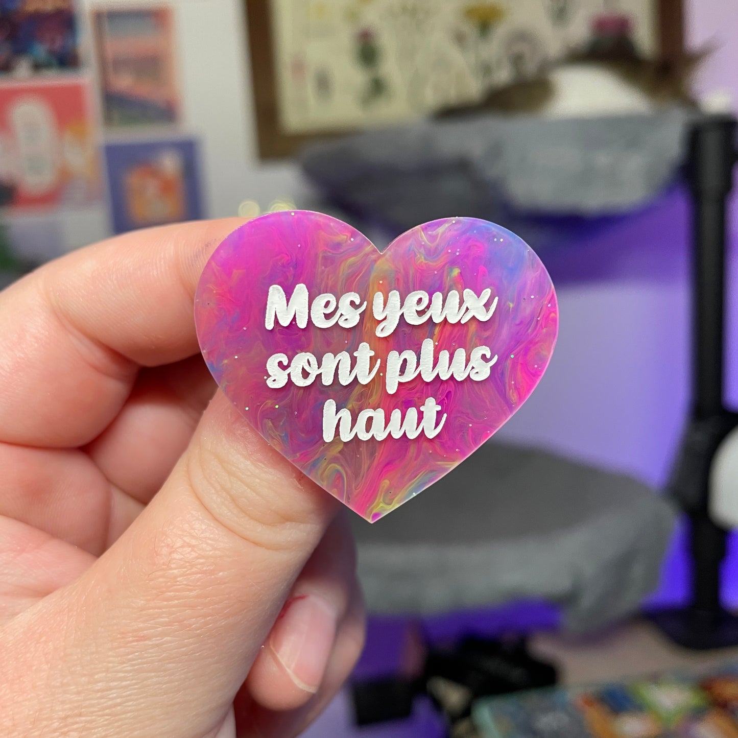 [Contrôle technique] Broche "Mes yeux sont plus haut" en acrylique marbrée multicolore