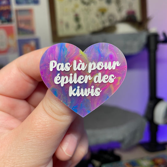 [Contrôle technique] Broche "Pas là pour épiler des kiwis" en acrylique marbrée multicolore