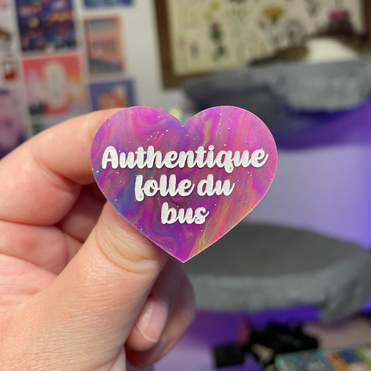[Contrôle technique] Broche "Authentique folle du bus" en acrylique marbrée multicolore