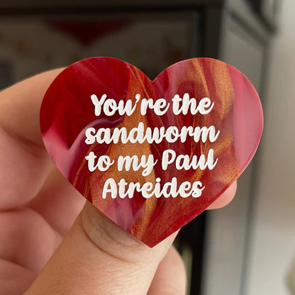 Broche "You're the sandworm to my Paul Atreides" en acrylique marbrée rouge, dorée et blanche