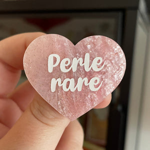 Broche "Perle rare" en acrylique marbrée rose pâle à paillettes