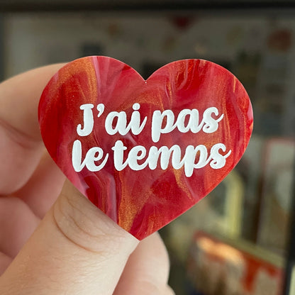 Broche "J'ai pas le temps" en acrylique marbrée rouge, dorée et blanche