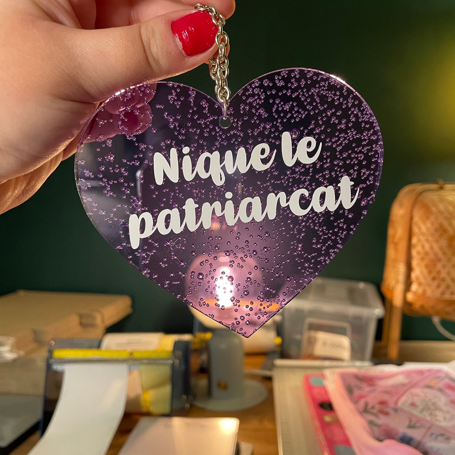Mini murale "Nique le patriarcat" en acrylique japonaise transparente violette avec des bulles 🫧