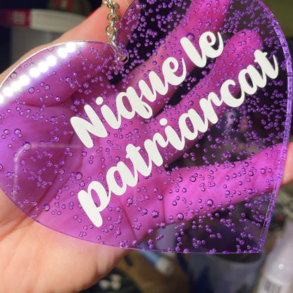 Mini murale "Nique le patriarcat" en acrylique japonaise transparente violette avec des bulles 🫧