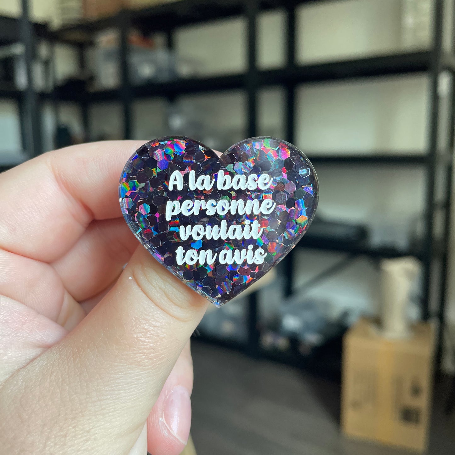 Broche "A la base personne voulait ton avis" en acrylique semi transparente avec des confettis noirs