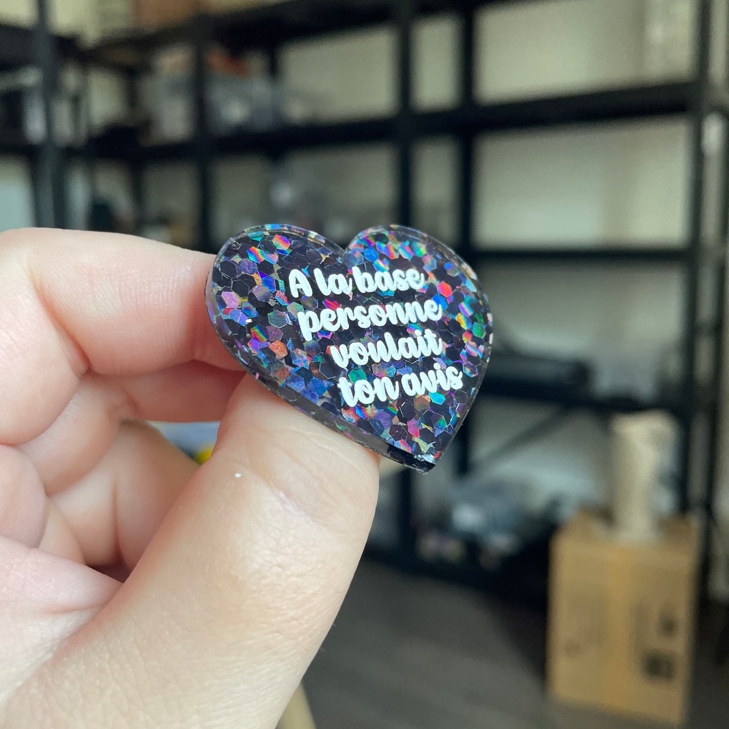 Broche "A la base personne voulait ton avis" en acrylique semi transparente avec des confettis noirs