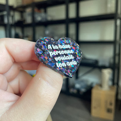 Broche "A la base personne voulait ton avis" en acrylique semi transparente avec des confettis noirs