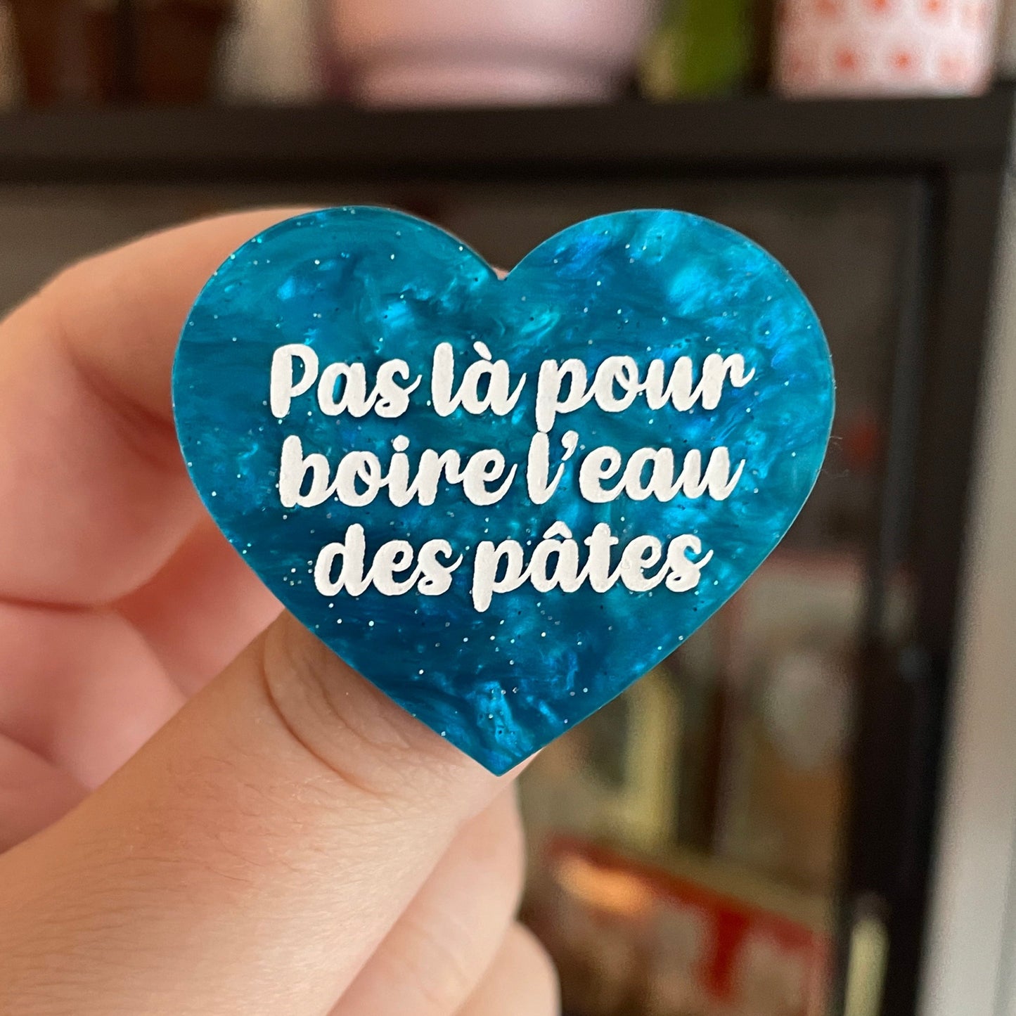 Broche "Pas là pour boire l'eau des pâtes" en acrylique marbrée bleue à paillettes
