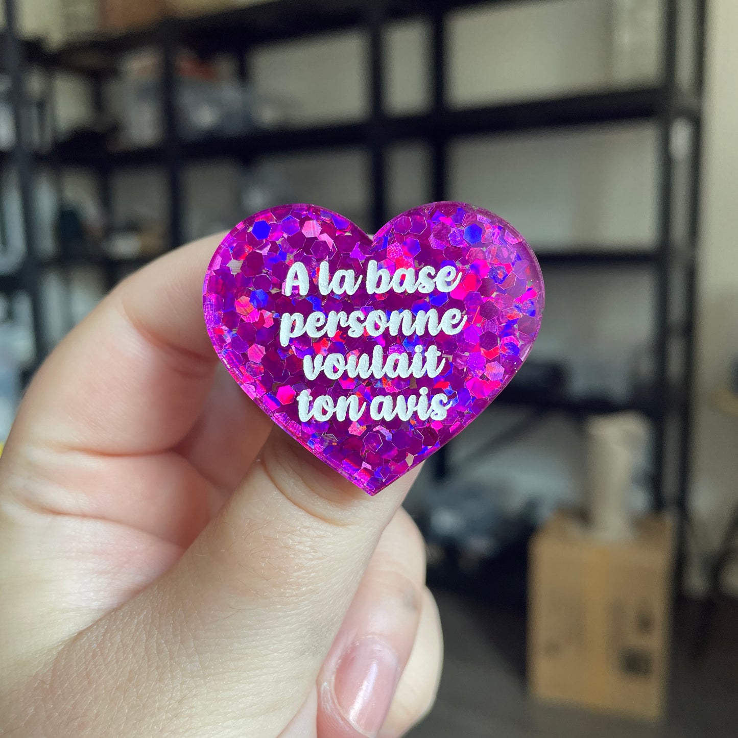 Broche "A la base personne voulait ton avis" en acrylique semi transparente avec des confettis fuchsia