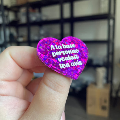 Broche "A la base personne voulait ton avis" en acrylique semi transparente avec des confettis fuchsia