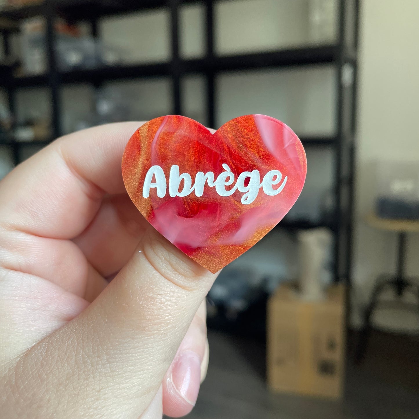 Broche "Abrège" en acrylique marbrée rouge, blanche et dorée