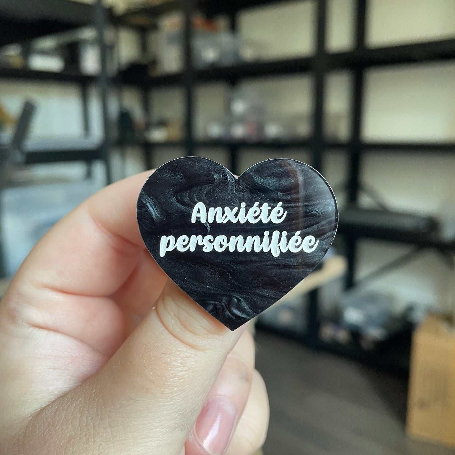 Broche "Anxiété personnifiée" en acrylique marbrée noire