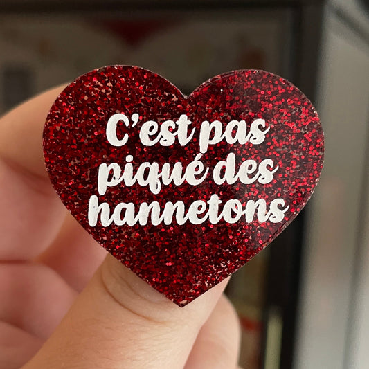 Broche "C'est pas piqué des hannetons" en acrylique à paillettes rouges
