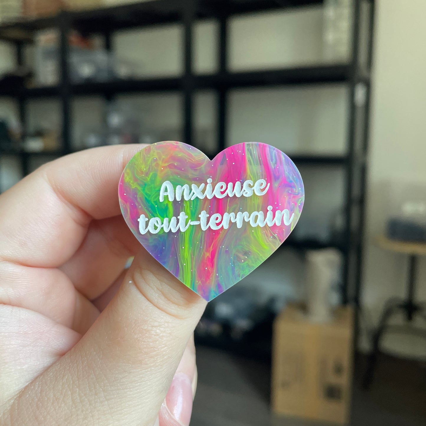 Broche "Anxieuse tout-terrain" en acrylique semi transparente marbrée multicolore