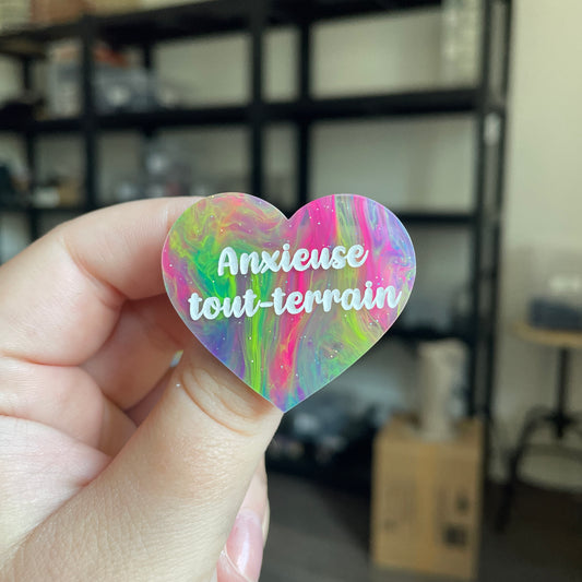 Broche "Anxieuse tout-terrain" en acrylique semi transparente marbrée multicolore