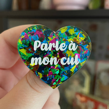 Broche "Parle à mon cul" en acrylique transparente à gros confettis verts, roses, jaunes et bleus