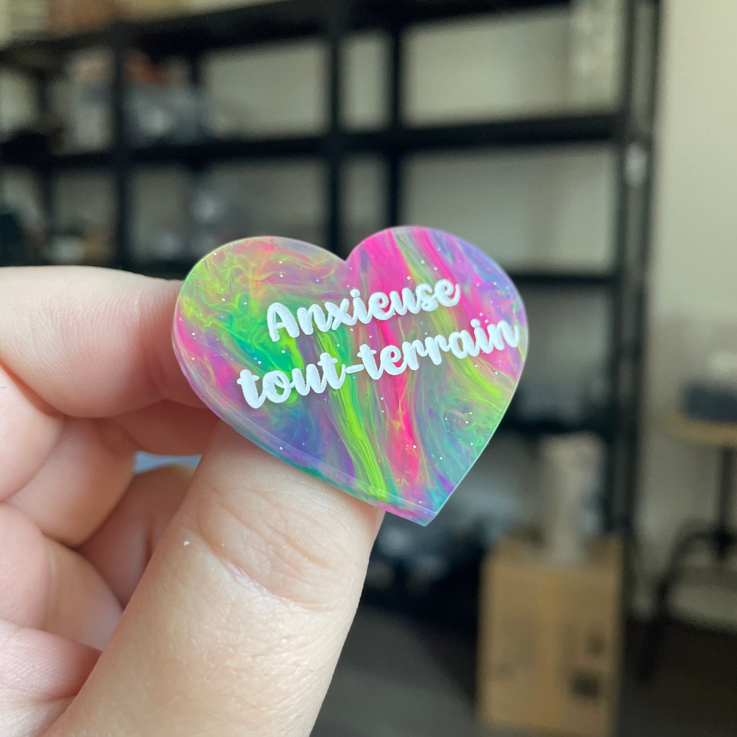 Broche "Anxieuse tout-terrain" en acrylique semi transparente marbrée multicolore