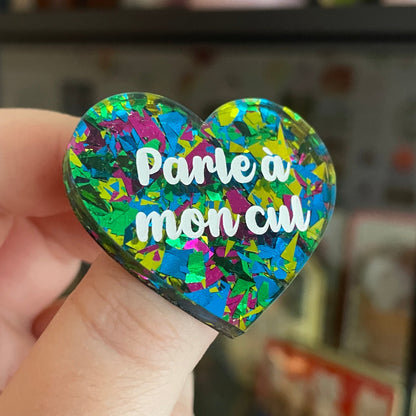 Broche "Parle à mon cul" en acrylique transparente à gros confettis verts, roses, jaunes et bleus