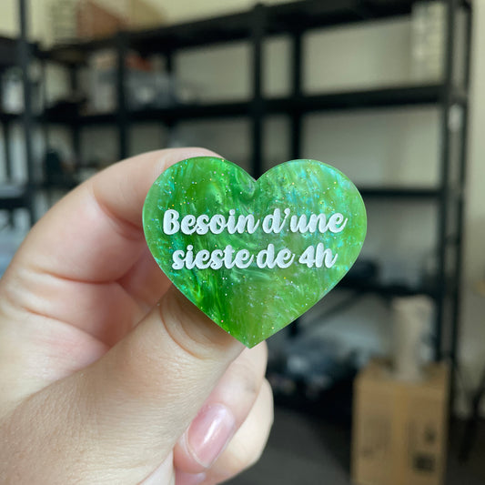 Broche "Besoin d'une sieste de 4h" en acrylique marbrée verte à paillettes