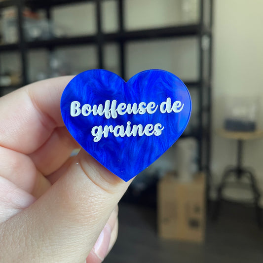 Broche "Bouffeuse de graines" en acrylique marbrée bleu électrique