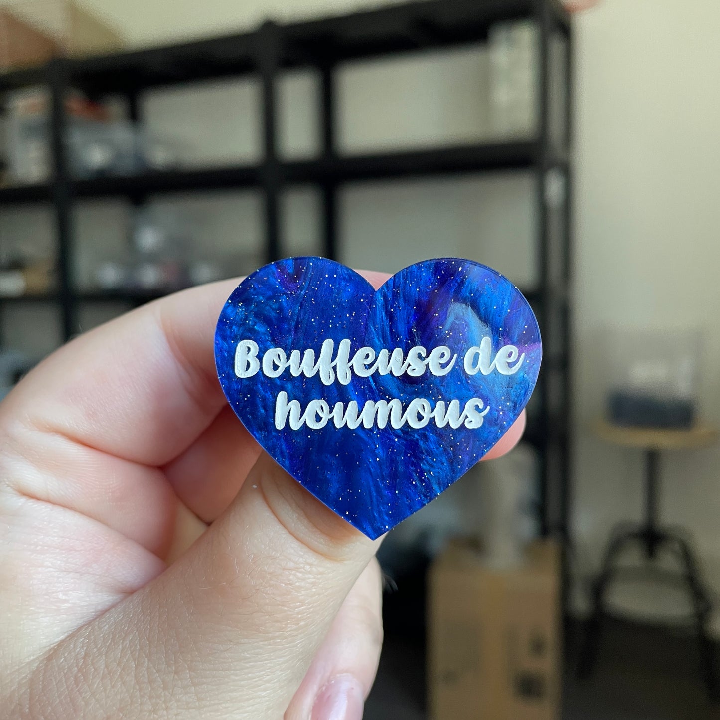 Broche "Bouffeuse de houmous" en acrylique marbrée bleue à paillettes