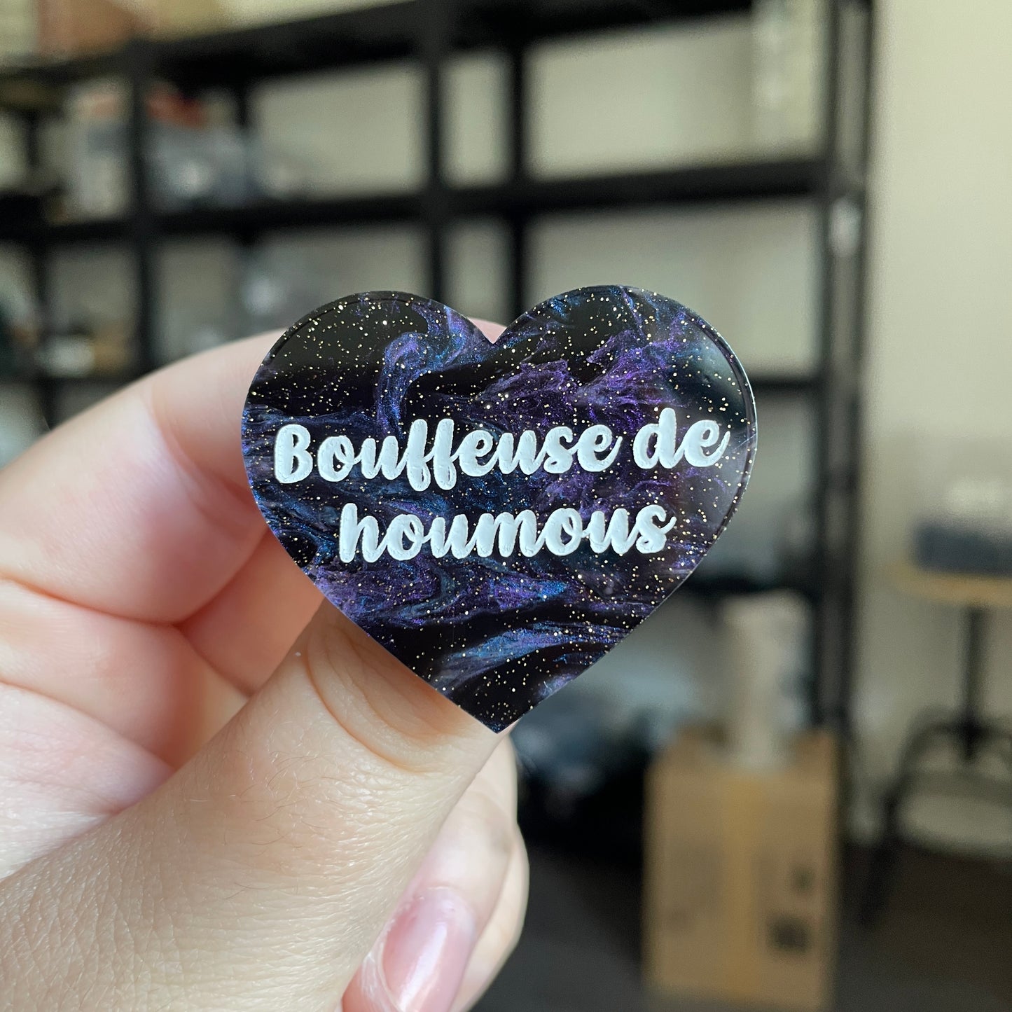 Broche "Bouffeuse de houmous" en acrylique marbrée bleue, noire et violette à paillettes