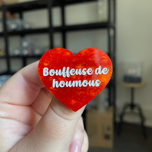 Broche "Bouffeuse de houmous" en acrylique marbrée orange à paillettes