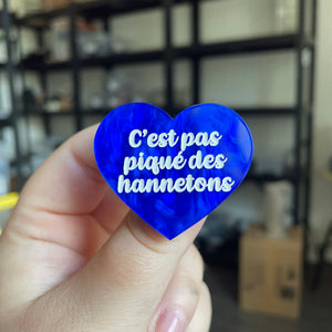 Broche "C'est pas piqué des hannetons" en acrylique marbrée bleu électrique