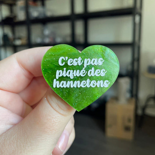 Broche "C'est pas piqué des hannetons" en acrylique marbrée verte à paillettes
