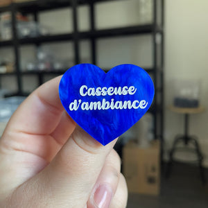 Broche "Casseuse d'ambiance" en acrylique marbrée bleu électrique