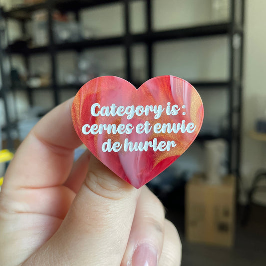 Broche "Category is : cernes et envie de hurler" en acrylique marbrée rouge, blanche et dorée